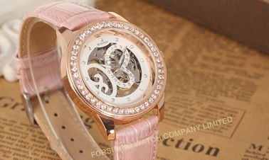 Van het de Polshorlogesleer van analoge Grote Gezichtsvrouwen van de de Manierhand Roze de Wind Mechanisch Polshorloge