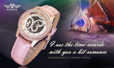 Van het de Polshorlogesleer van analoge Grote Gezichtsvrouwen van de de Manierhand Roze de Wind Mechanisch Polshorloge