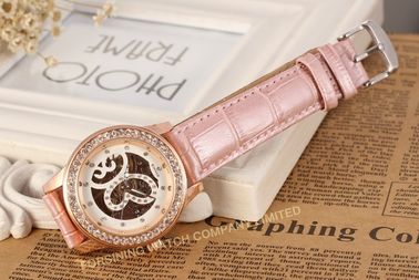 Van het de Polshorlogesleer van analoge Grote Gezichtsvrouwen van de de Manierhand Roze de Wind Mechanisch Polshorloge