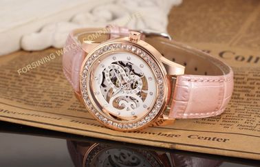 Van het de Polshorlogesleer van analoge Grote Gezichtsvrouwen van de de Manierhand Roze de Wind Mechanisch Polshorloge