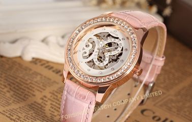 Van het de Polshorlogesleer van analoge Grote Gezichtsvrouwen van de de Manierhand Roze de Wind Mechanisch Polshorloge