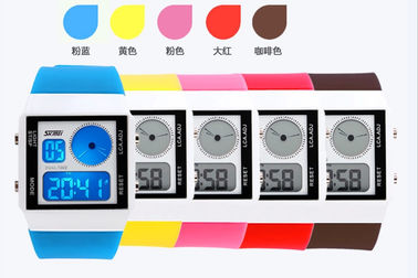 Digitale het Horloge Plastic Riem van Mutifunction van twee Tijdzonesporten met 5 Kleuren Backlights