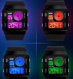 Digitale het Horloge Plastic Riem van Mutifunction van twee Tijdzonesporten met 5 Kleuren Backlights