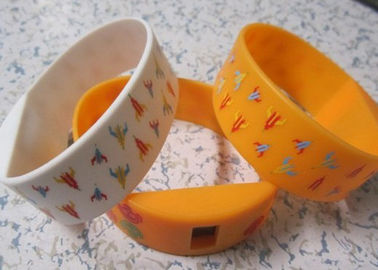 Gele zijde afgedrukt 2,25 cm breedte Silicone armband Sporthorloges voor Adverting Gift