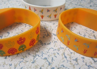 Gele zijde afgedrukt 2,25 cm breedte Silicone armband Sporthorloges voor Adverting Gift