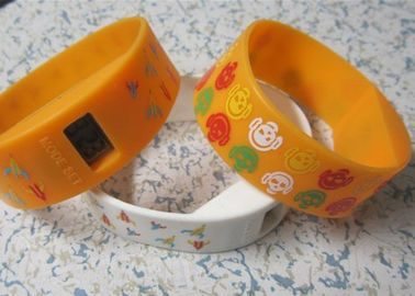 Gele zijde afgedrukt 2,25 cm breedte Silicone armband Sporthorloges voor Adverting Gift