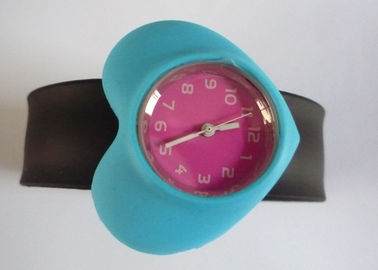 Blauwe hart zaak zwarte Band klap Silicone armband horloges met precieze Quartz uurwerk
