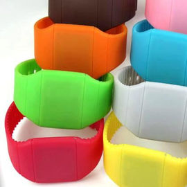 Van het de Aanrakings het Scherm Geleid Silicone van de jonge geitjesgift de Manchethorloge, het Horloge van Siliconesporten